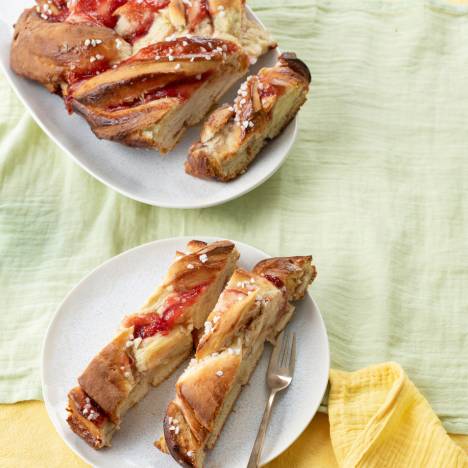 gedrehter Germstriezel mit Marmelade