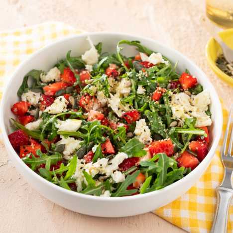 Rucola mit Erdbeeren und Mozzarella