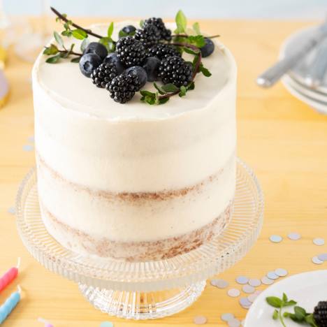 Naked Cake mit Heidelbeeren und Vanillecreme