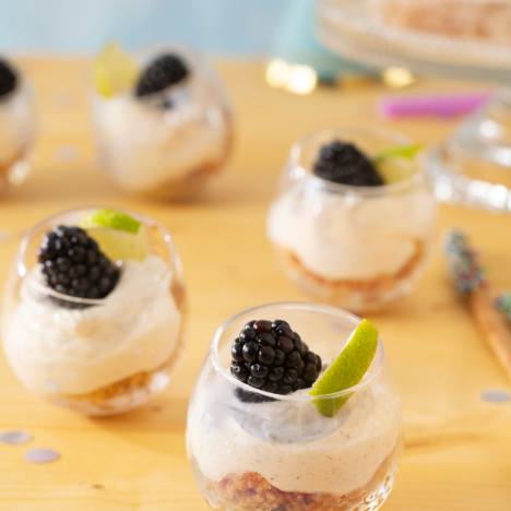 Mini-Cheesecake mit Limette & Brombeeren