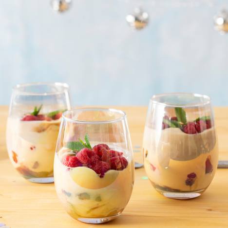 Vanille-Karamellcreme mit Pfirsichen