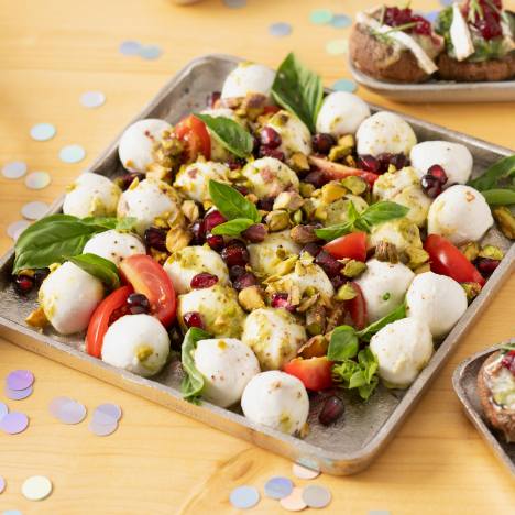 Caprese mit Granatapfel und Pesto