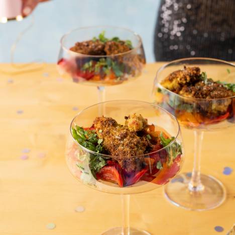 Knusprige Pesto-H&uuml;hnerstreifen auf Paprikasalat